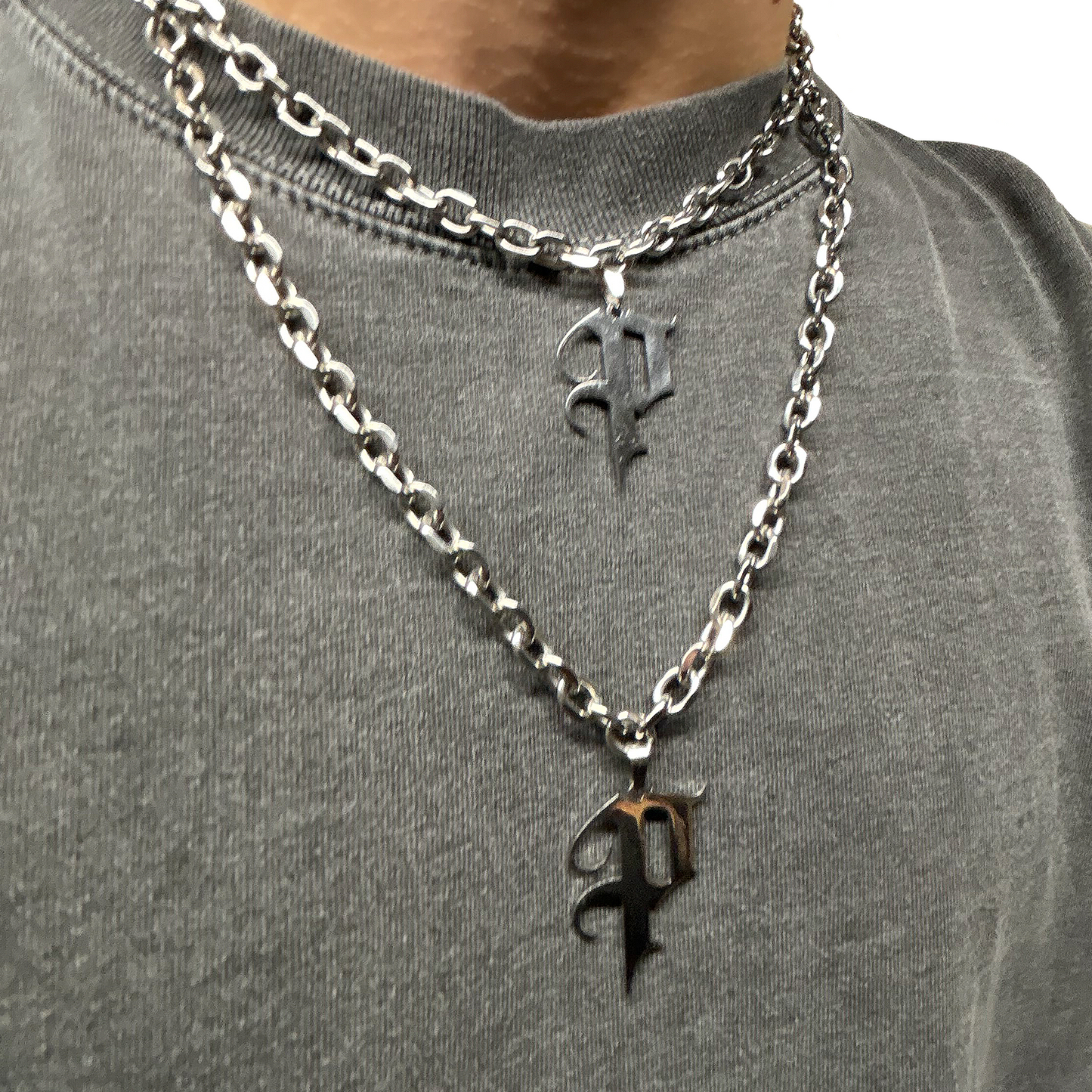 COLLIER AVEC LOGO P